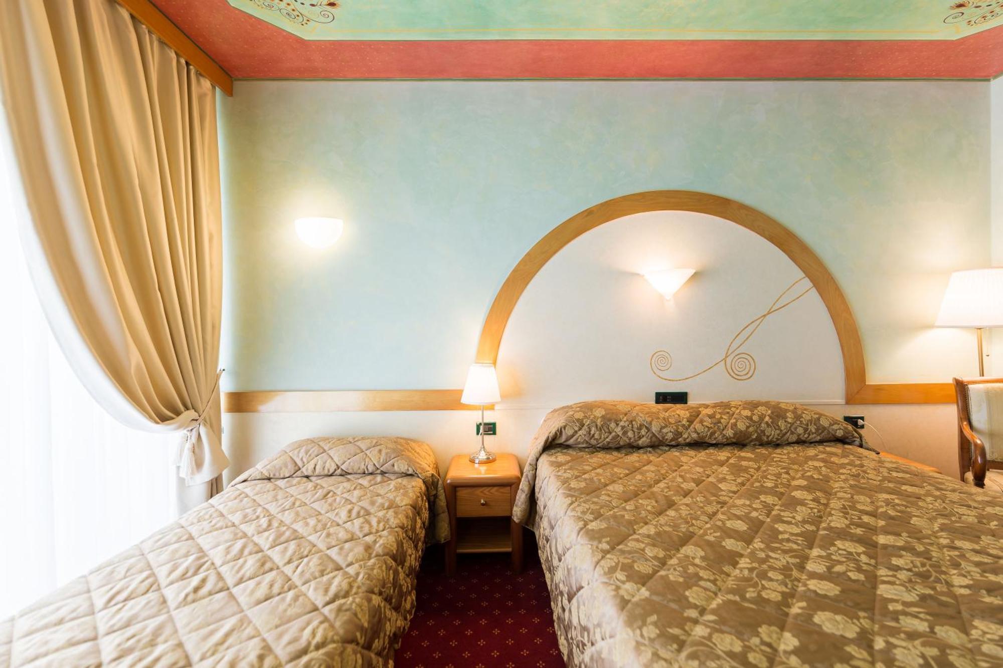 Hotel Aquila D'Oro Desenzano Desenzano del Garda Værelse billede